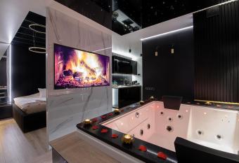 Wi  lane Tarasy VIP Apartamenty has rooms with a private hot tub