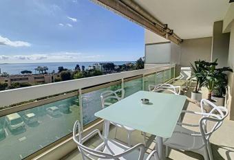 Magnifique appartement vue mer allows 18 year olds to book a room