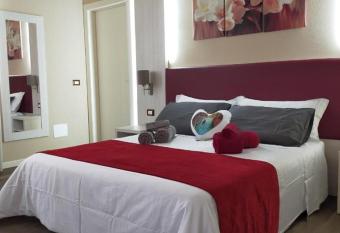 Venice Airport Villa Erica 1 allows 18 year olds to book a room