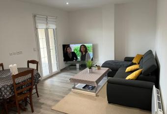 House with terrace pr  s de l A  roport RoissyCDG - Tour Eiffel - Champs Elys  e - Paris - A  roville centre commercial - Parc Ast  rix - Disneyland Paris - Mer de sable - Ch  teaux de Chantilly et Ecouen - Parc des expositions Villepinte - Le Bourget - JO 2024 has Balcony rooms