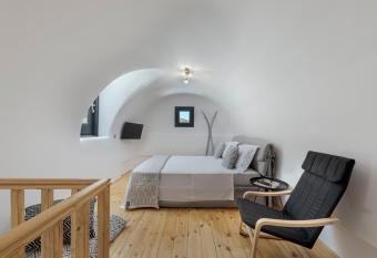 Black and White Villa has rooms with a private hot tub