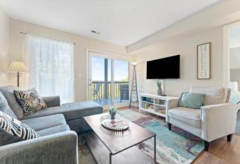 2BR Walk-In Condo - 2 Pools - Near SDC - FREE TICKETS INCLUDED - BTREE has Balcony rooms