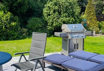 Tolle Lage, Hotelgef  hl, Terrasse & BBQ allows 18 year olds to book a room