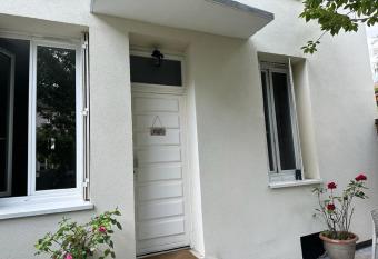 Appartement rez de chauss  e avec jardin    m  tro Villejuif has Balcony rooms