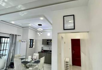 CHIC APPARTEMENT PAISIBLE ET CALME allows 18 year olds to book a room