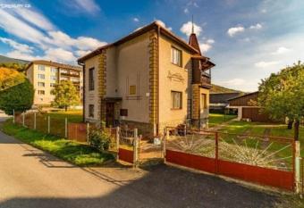 Rodinn   d  m v Lou  n   nad Desnou has Balcony rooms