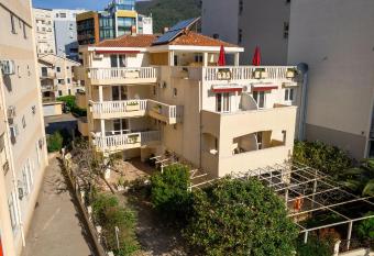 Villa Maxima Budva allows 18 year olds to book a room