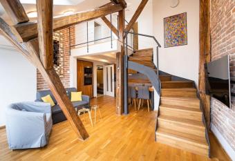 Luxusn   byt s terasou v centru has Balcony rooms