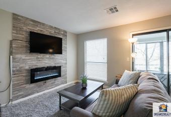 1BR Walk-In Condo at Pointe Royal - 2 Pools - FREE ATTRACTIONS TICKETS INCLUDED -PR40-9 has rooms with a private hot tub