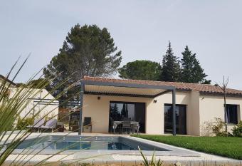 La chambre des voyageurs allows 18 year olds to book a room