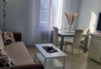 Jolie F2    5mn de l a  roport d Orly has Balcony rooms