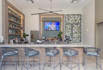 Hyde Beach House #3002 - Luxury 2-Bedroom. Gorgeous view. Resort amenities. Rooftop pool / Hot tub / Tennis court. Minutes to the ocean. has rooms with a private hot tub