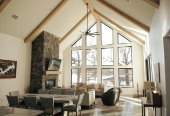 Luxury 4BR Cabin on Lake Bob Sandlin with Hot Tub and Private Dock has rooms with a private hot tub