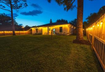 2023 Built! FineArt, Putt-Putt, Hammock, Backyard, Pet and Kid friendly has Balcony rooms