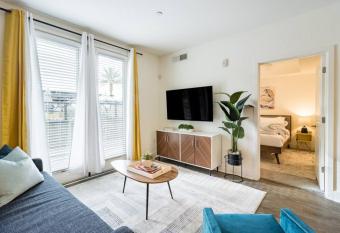 Luxurious Poolside Phoenix Oasis Heart of Midtown! has Balcony rooms