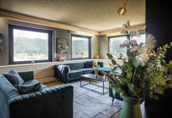 Luxus Villa mit 23 Zimmern und 19 B  dern und SPA has rooms with a private hot tub