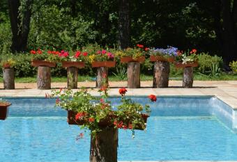 Dworek w Skajbotach has Balcony rooms