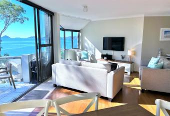 Tranquil Escape - Koala Hotspot - 2 Bed 2 Bath Apt Spectacular Sea Views allows 18 year olds to book a room
