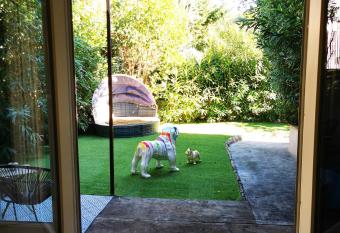 Studio jardin privatif 300m de la plage has Balcony rooms