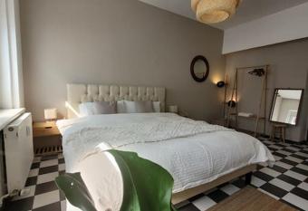 Studio Appartment nahe Zentrum & Festspielhaus allows 18 year olds to book a room