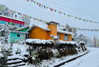 Lali Gurash Homestay - Okhrey has Smoking/Balcony rooms