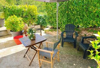 Joli studio avec wifi, terrasse et parking. Nice ground floor studio with wifi, terrace and parking. allows 18 year olds to book a room