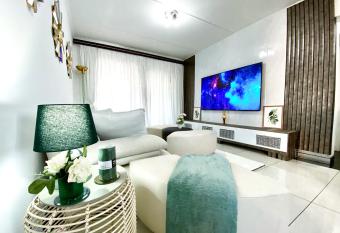 Siena Sun Luxury Suites 5 has rooms with a private hot tub