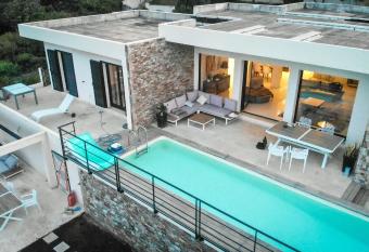 Villa Natalia allows 18 year olds to book a room