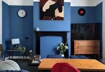 5-Bedroom Townhouse - Ideal for Groups, Families or Contractors by Glos Homes Ltd has Balcony rooms