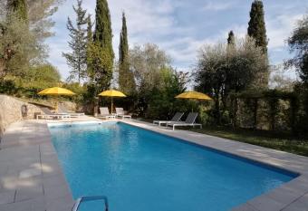 LA PERASCEDA allows 18 year olds to book a room