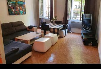 Bel appartement , plein c  ur d Aix-en-Provence allows 18 year olds to book a room