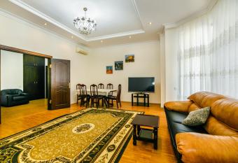 SEA ViEW HOTEL APARTMENT SAHIL RESIDANCE has rooms with a private hot tub