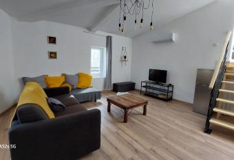 Maison de village avec terrasse has Balcony rooms