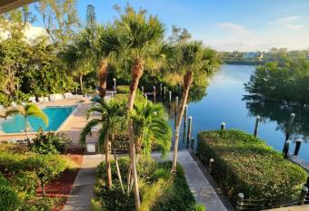 Longboat Bay Club has Balcony rooms