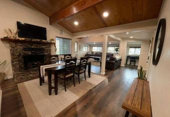 Modern hilltop cabin, 3 miles from Snow Valley has Balcony rooms