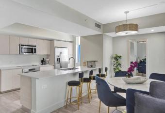 Luxury condo with ocean view 4Bedrooms 3Bathrooms allows 18 year olds to book a room