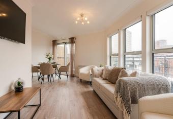 Cosy Penthouse in City Centre with Free Parking & Wrap Around Balcony has Balcony rooms