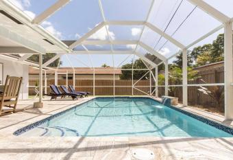 Garden View - Elite Staycation allows 18 year olds to book a room