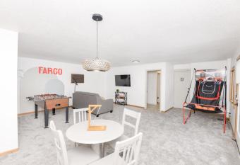 New Remodeled Townhome Close To Downtown has Balcony rooms