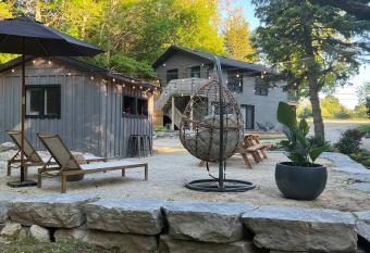 The Woodlands -HOT TUB 2min drive to village! has Balcony rooms