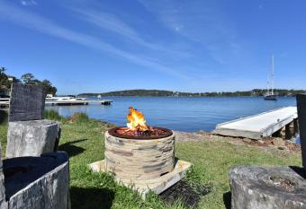 Waters Edge Apartment 2 has rooms with a private hot tub