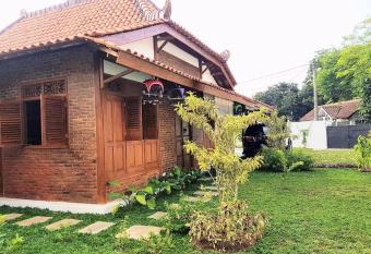 nDalem Julang Bogor - Javanese House 2BR has Balcony rooms