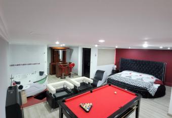 Departamento Duplex con Suite has rooms with a private hot tub