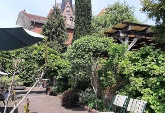 Haus mit wundersch  nem Garten has Balcony rooms