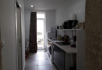 Appart T1BIS avec jardin au centre ville allows 18 year olds to book a room