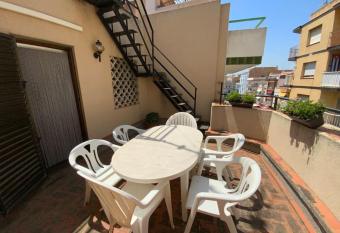 Acogedora casa a 50m del puerto y la playa has Balcony rooms