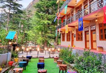 Hogwartz Hostel allows 18 year olds to book a room