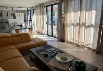 Appartement standing bord Sorgue allows 18 year olds to book a room