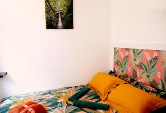 Le Paradis de l Isle allows 18 year olds to book a room