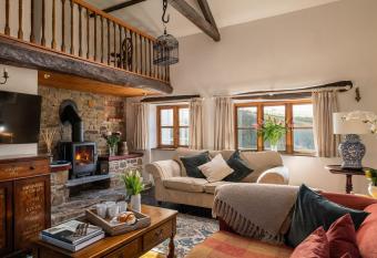 Honey Buzzard Farmhouse has rooms with a private hot tub